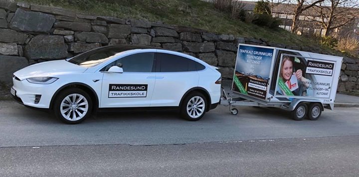 Randesund-Trafikkskole bil med henger Trafikkskole bil fra Randesund trafikkskole med tilhenger