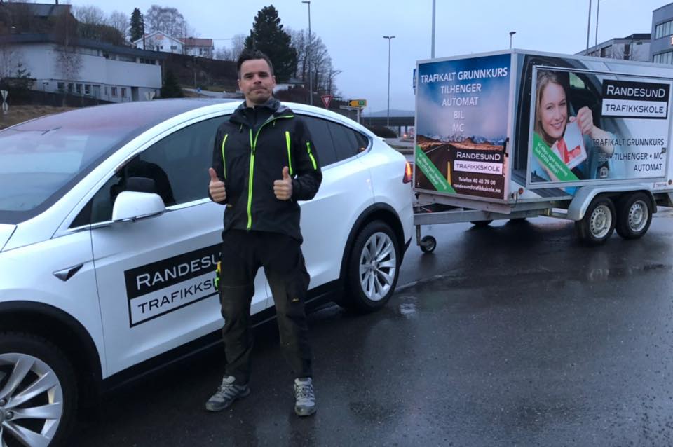 Randesund bil med henger Elev foran bil med tilhenger hos Randesund trafikkskole