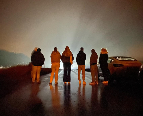 Randesund trafikkskole trafikant i mørket elever deltar i trafiaknt i mørket hos Randesund trafikkskole